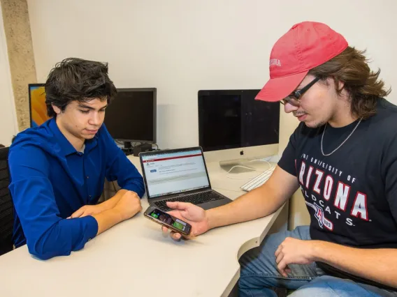 Tech Zone consultant helps student with getting NetID+ Duo app on phone